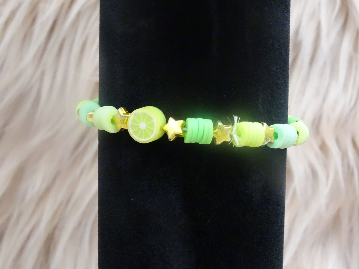 Groen/gele kralenarmband met sterretjes