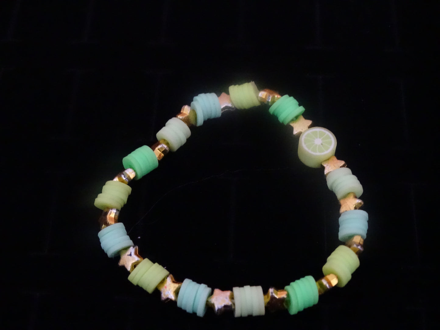 Groen/gele kralenarmband met sterretjes