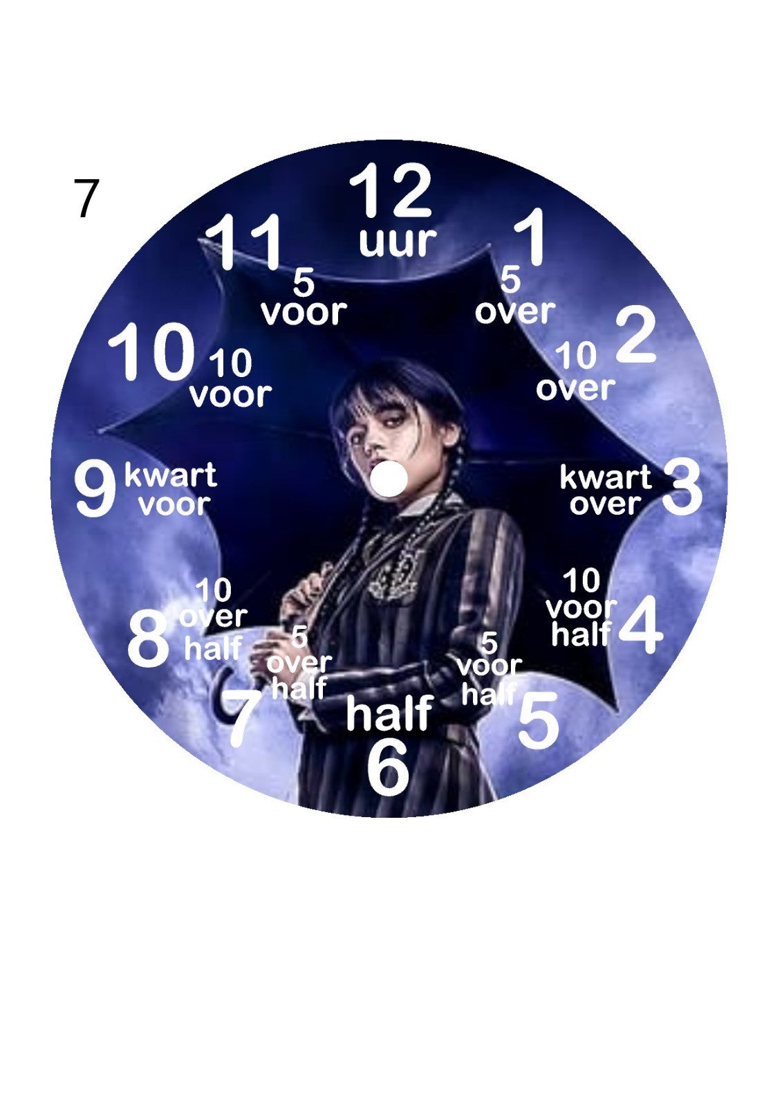 Kinderklok verkrijgbaar met een rand in wit, zandbeige, zwart of olijfgroen, met diverse themadesigns naar keuze. De klok heeft duidelijke cijfers en extra aanduidingen zoals "kwart voor" en "half" om kinderen te helpen bij het leren klokkijken. Een speelse en leerzame toevoeging aan elke kinderkamer!