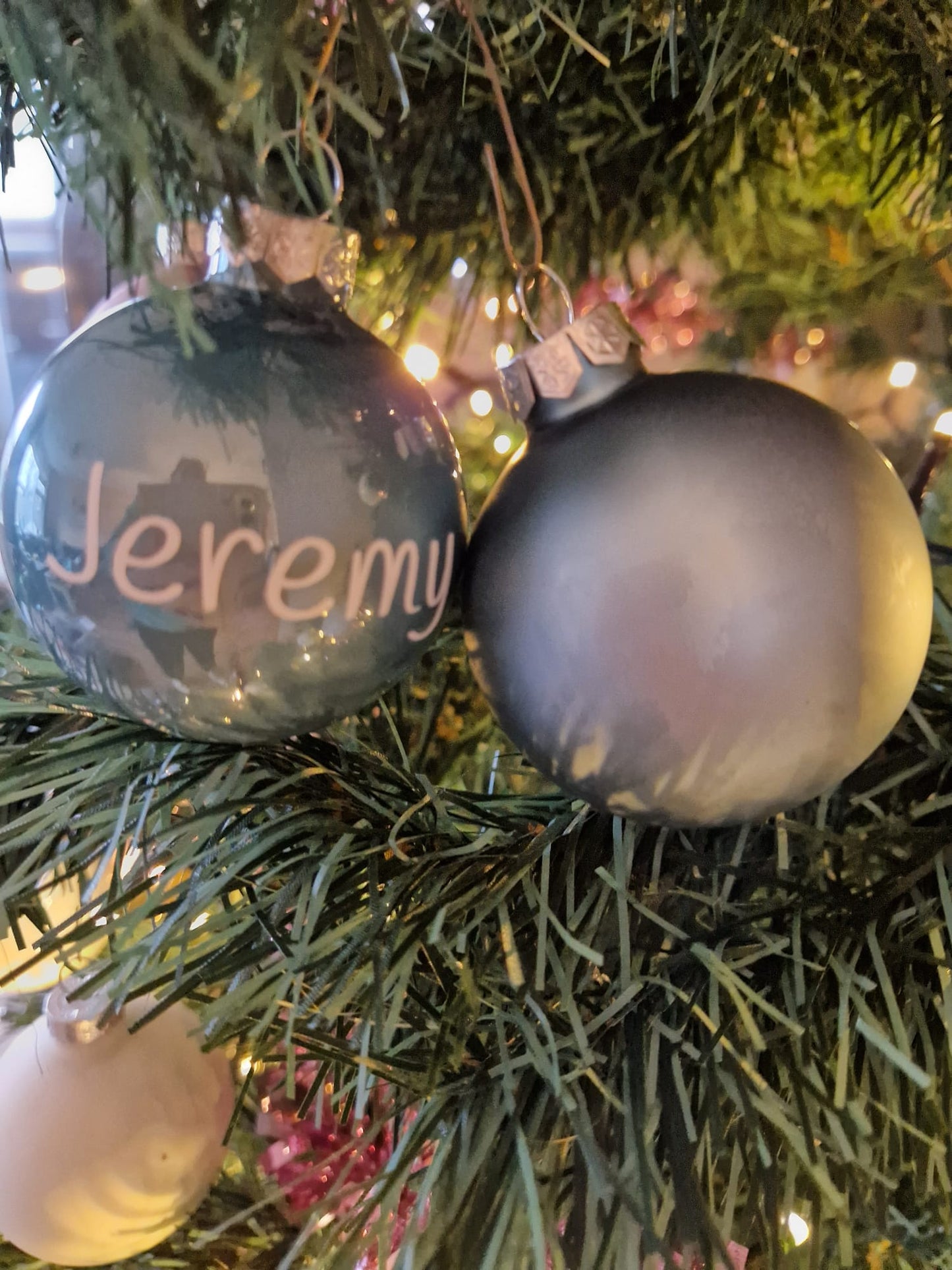 Kerstbal met naam, persoonlijke kerstbal, kerstbal naam, kerstbal met naam erop, kerstballen met naam, kerstbal met eigen naam, naam kerstbal, kerstbal met naam kind, kerstbal met naam volwassene