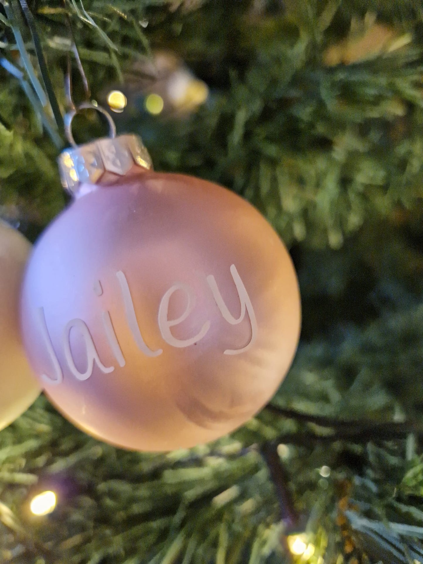 Kerstbal met naam, persoonlijke kerstbal, kerstbal naam, kerstbal met naam erop, kerstballen met naam, kerstbal met eigen naam, naam kerstbal, kerstbal met naam kind, kerstbal met naam volwassene