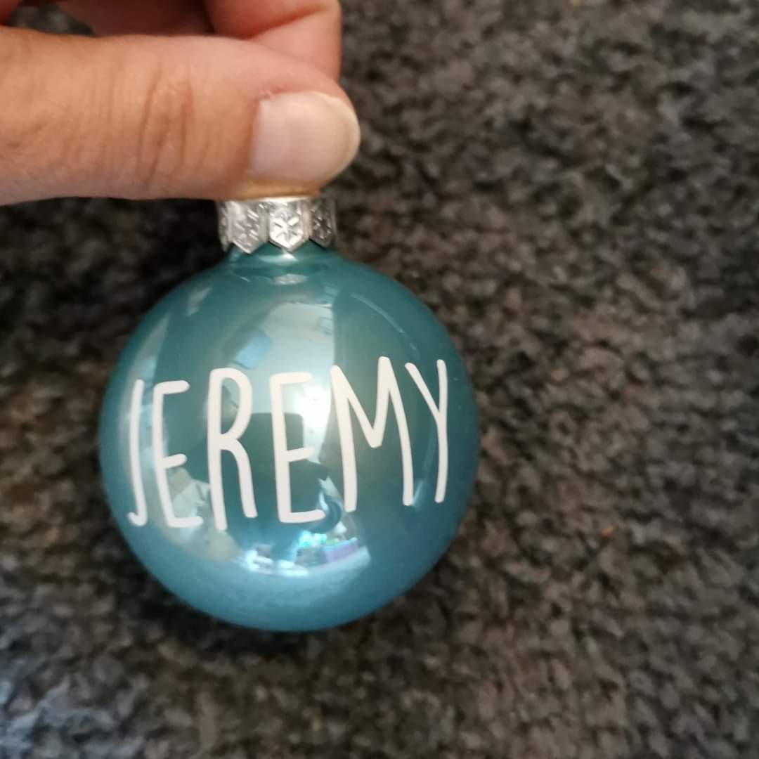 Kerstbal met naam, persoonlijke kerstbal, kerstbal naam, kerstbal met naam erop, kerstballen met naam, kerstbal met eigen naam, naam kerstbal, kerstbal met naam kind, kerstbal met naam volwassene