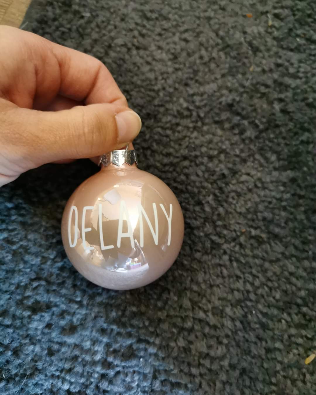 Kerstbal met naam, persoonlijke kerstbal, kerstbal naam, kerstbal met naam erop, kerstballen met naam, kerstbal met eigen naam, naam kerstbal, kerstbal met naam kind, kerstbal met naam volwassene