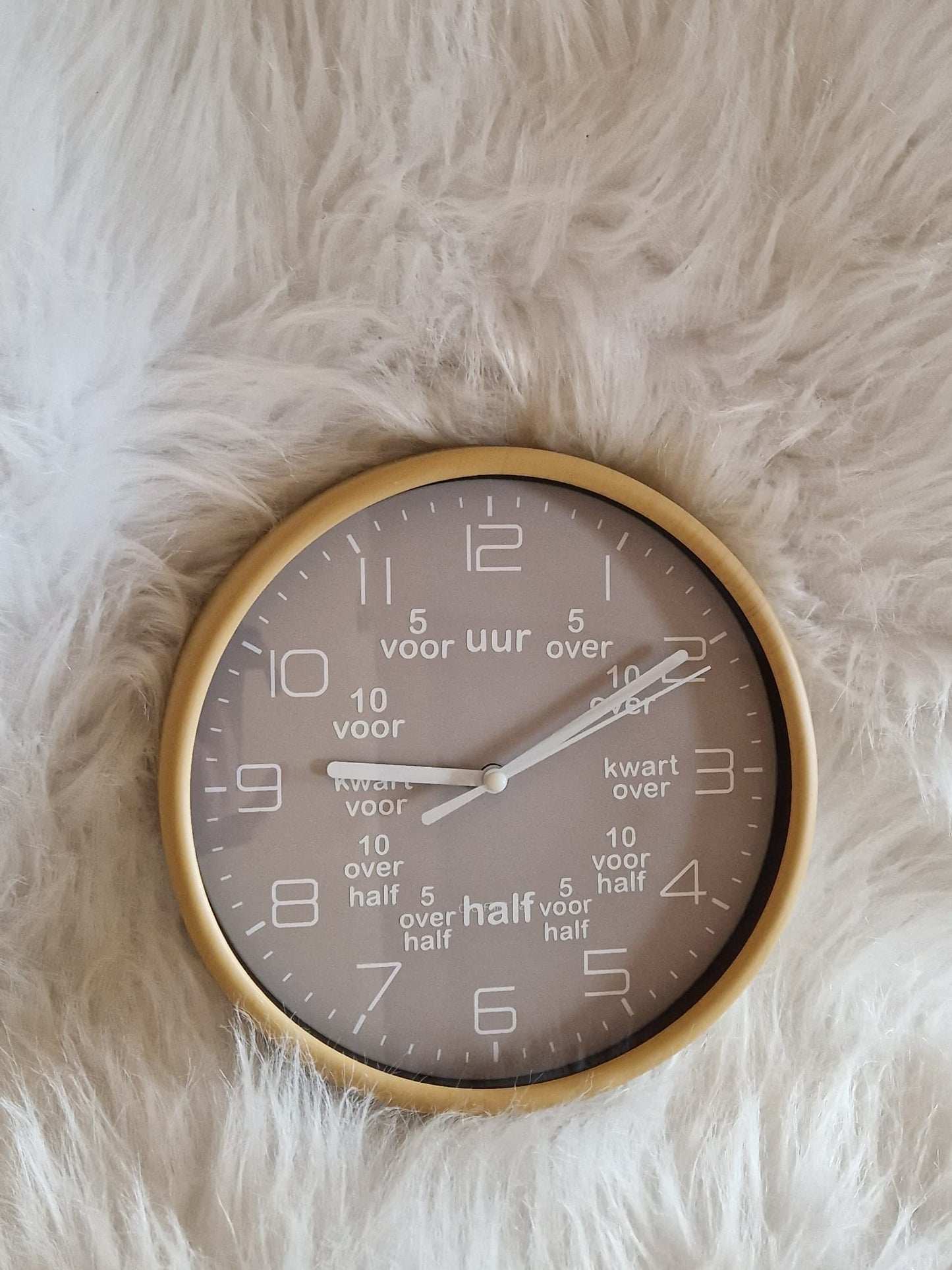Kinderklok verkrijgbaar met een rand in wit, zandbeige, zwart of olijfgroen, met diverse themadesigns naar keuze. De klok heeft duidelijke cijfers en extra aanduidingen zoals "kwart voor" en "half" om kinderen te helpen bij het leren klokkijken. Een speelse en leerzame toevoeging aan elke kinderkamer!