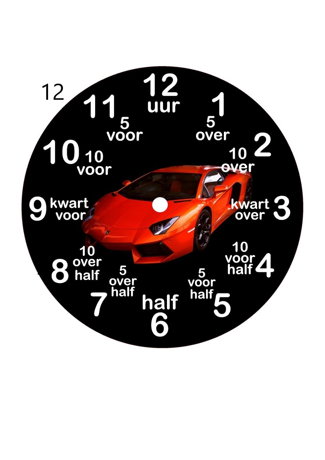 Kinderklok verkrijgbaar met een rand in wit, zandbeige, zwart of olijfgroen, met diverse themadesigns naar keuze. De klok heeft duidelijke cijfers en extra aanduidingen zoals "kwart voor" en "half" om kinderen te helpen bij het leren klokkijken. Een speelse en leerzame toevoeging aan elke kinderkamer!