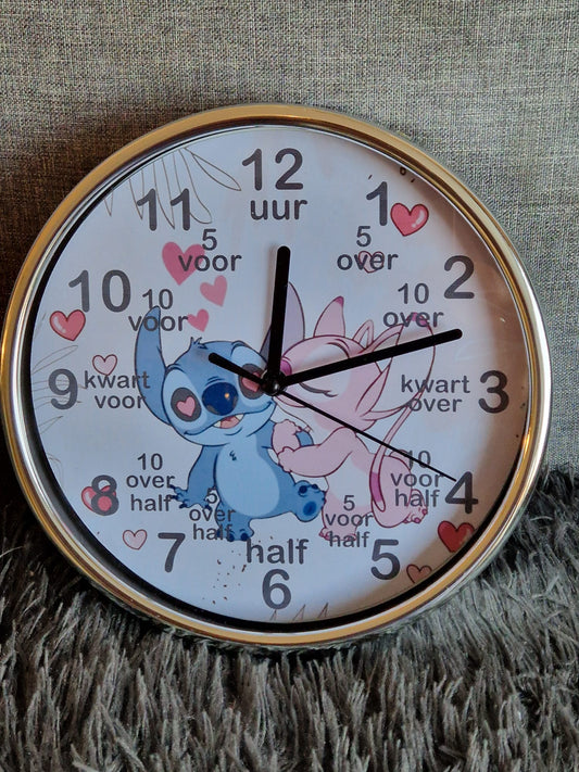 Kinderklok verkrijgbaar met een rand in wit, zandbeige, zwart of olijfgroen, met diverse themadesigns naar keuze. De klok heeft duidelijke cijfers en extra aanduidingen zoals "kwart voor" en "half" om kinderen te helpen bij het leren klokkijken. Een speelse en leerzame toevoeging aan elke kinderkamer!