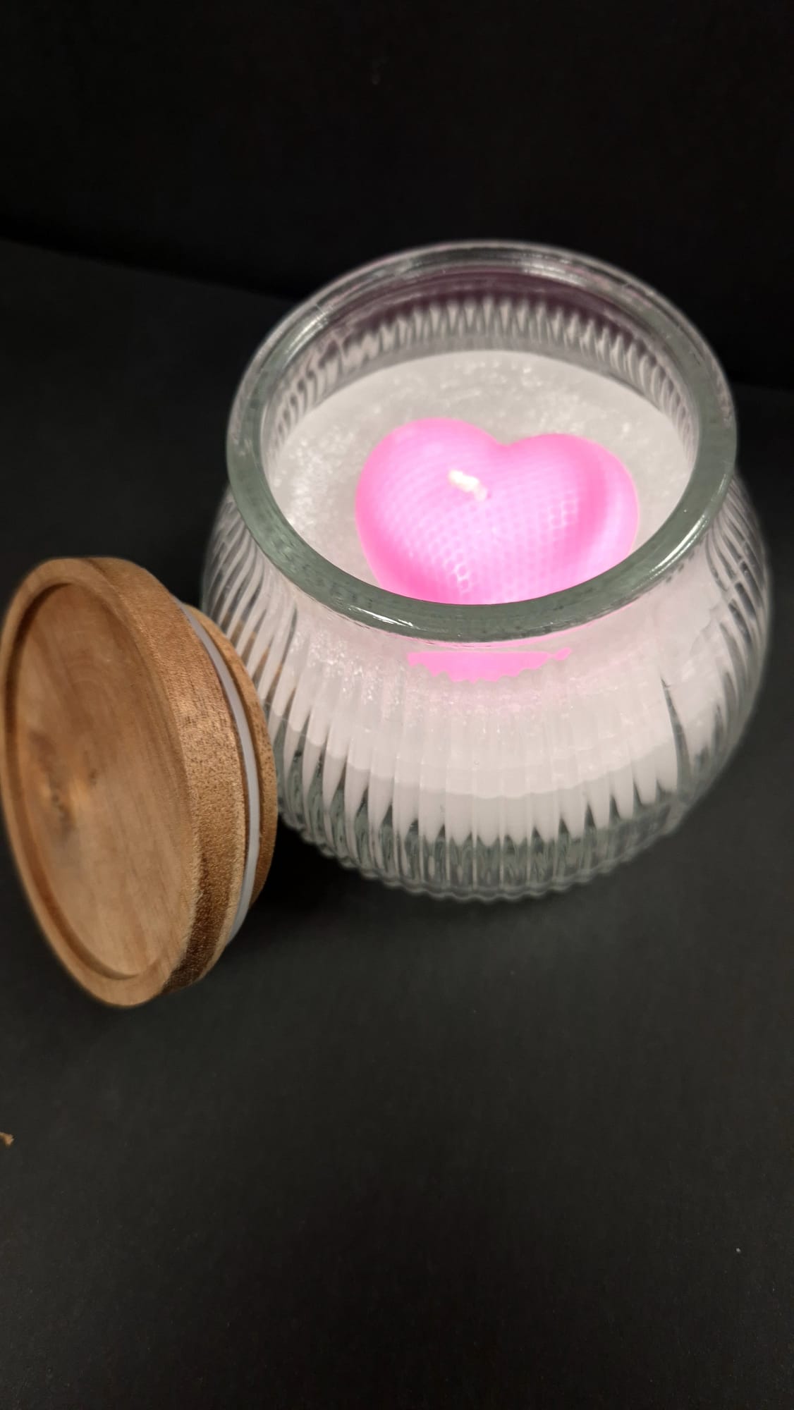 kaars in glazen potje, kaars met houten deksel, handgemaakte kaars, unieke kaars, sfeervolle kaars, kaars cadeau, kaars margriet, kaars chrysant, kaars hartje, kaars wit roze, kaars glas, kaars hout, kaars 550 gram, kaars 610 gram
