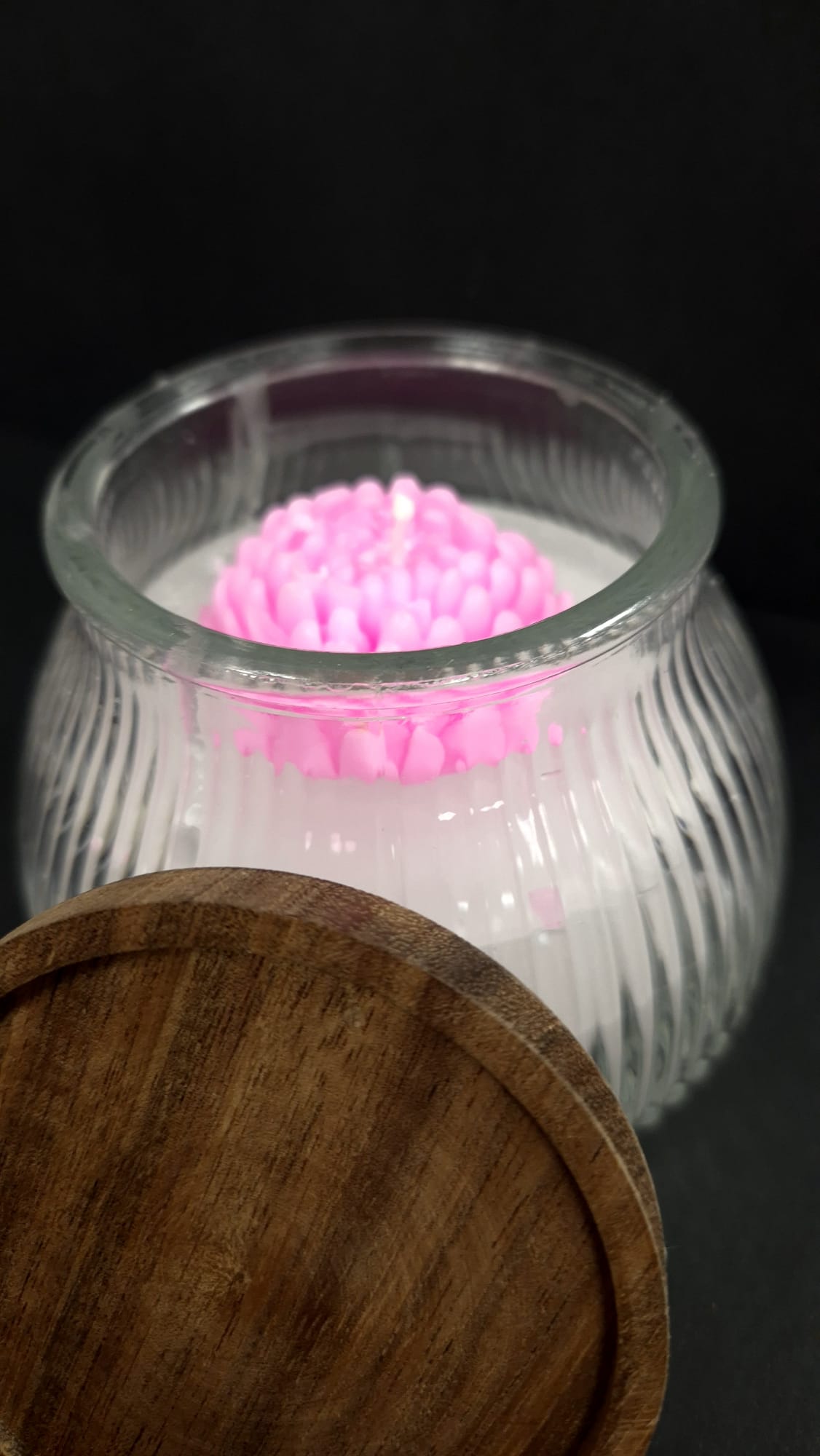 kaars in glazen potje, kaars met houten deksel, handgemaakte kaars, unieke kaars, sfeervolle kaars, kaars cadeau, kaars margriet, kaars chrysant, kaars hartje, kaars wit roze, kaars glas, kaars hout, kaars 550 gram, kaars 610 gram