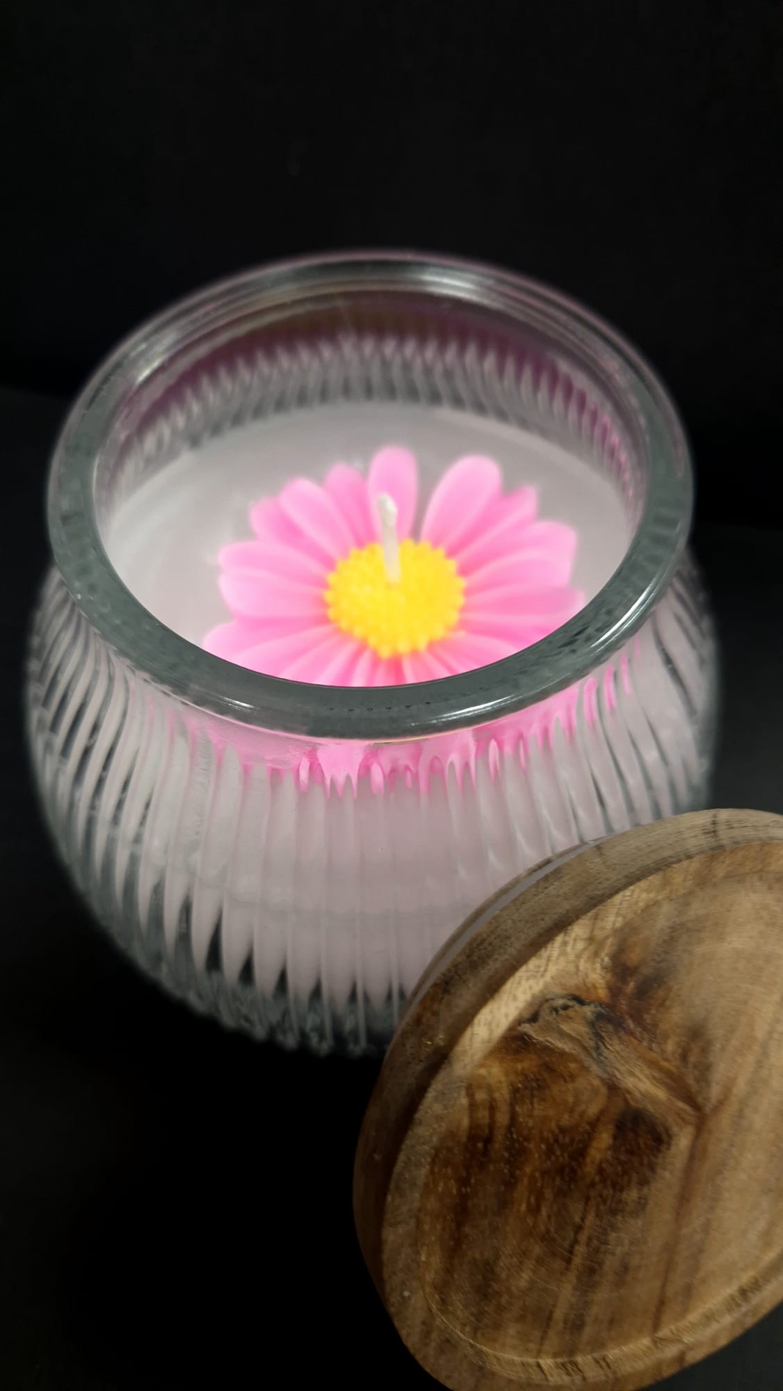 kaars in glazen potje, kaars met houten deksel, handgemaakte kaars, unieke kaars, sfeervolle kaars, kaars cadeau, kaars margriet, kaars chrysant, kaars hartje, kaars wit roze, kaars glas, kaars hout, kaars 550 gram, kaars 610 gram